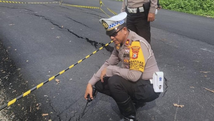 Kasat Lantas Polres Maros Iptu Kamaluddin mengecek jalanan amblas di Jalur Kappang Poros Maros-Bone.