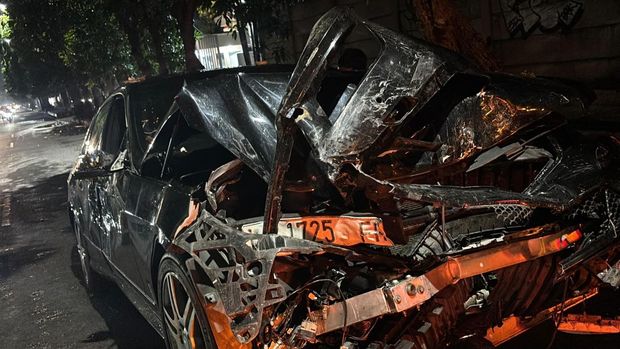 Kondisi mobil yang ditabrak Mercy di Surabaya