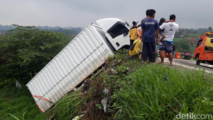 Truk boks terperosok ke ladang di tikungan Irung Petruk, jalan Boyolali-Magelang, Cepogo, Boyolali, Selasa (24/12/2024).