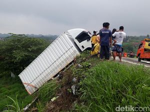 Ikuti Google Maps, Truk Boks Terperosok di Tikungan Irung Petruk Boyolali