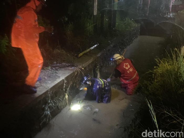 Tim SAR gabungan melakukan pencarian pemotor yang sempat dinyatakan hilang usai terlibat kecelakaan di Jalan Wates-Purworejo, Wates, Kulon Progo, Selasa (24/12/2024).