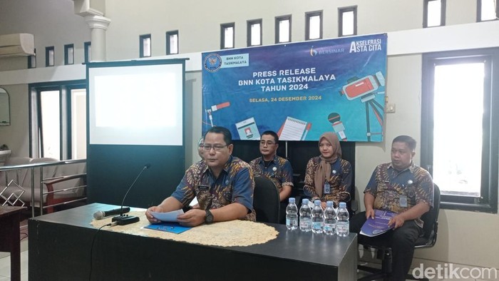 Kepala BNN Tasikmalaya, AKBP Hery Sudrajat saat menyampaikan keterangan pers.