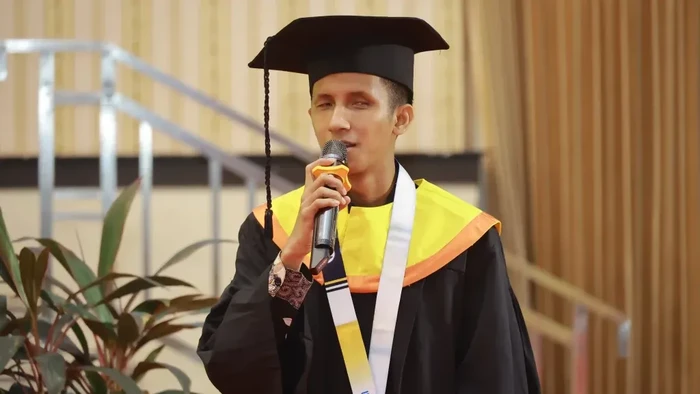 Kisah Alfian, wisudawan tunaetra pertama yang lulus dari program S2 Kebijakan Publik.
