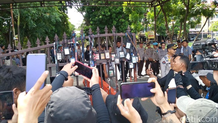 Koalisi Jurnalis demo di Mapolda Gorontalo.