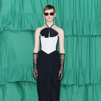 Inilah koleksi terbaru Valentino Pre-Fall 2025. Koleksi Pre-Fall 2025 Valentino menandai debut Alessandro Michele sebagai direktur kreatif, menghadirkan koleksi dengan estetika maksimalis yang khas ke dalam merek tersebut. Foto: Dok. Valentino.
