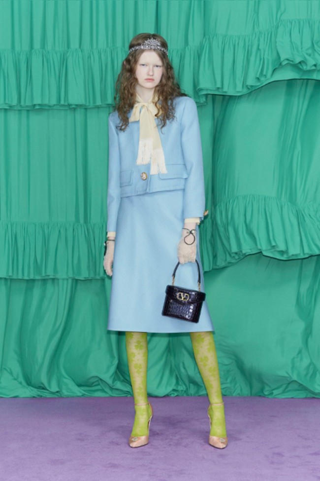 Inilah koleksi terbaru Valentino Pre-Fall 2025. Koleksi Pre-Fall 2025 Valentino menandai debut Alessandro Michele sebagai direktur kreatif, menghadirkan koleksi dengan estetika maksimalis yang khas ke dalam merek tersebut. Foto: Dok. Valentino.