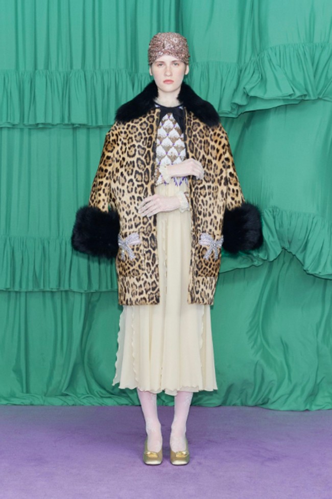 Inilah koleksi terbaru Valentino Pre-Fall 2025. Koleksi Pre-Fall 2025 Valentino menandai debut Alessandro Michele sebagai direktur kreatif, menghadirkan koleksi dengan estetika maksimalis yang khas ke dalam merek tersebut. Foto: Dok. Valentino.