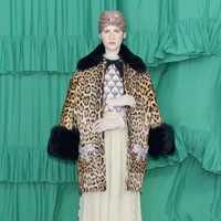 Inilah koleksi terbaru Valentino Pre-Fall 2025. Koleksi Pre-Fall 2025 Valentino menandai debut Alessandro Michele sebagai direktur kreatif, menghadirkan koleksi dengan estetika maksimalis yang khas ke dalam merek tersebut. Foto: Dok. Valentino.