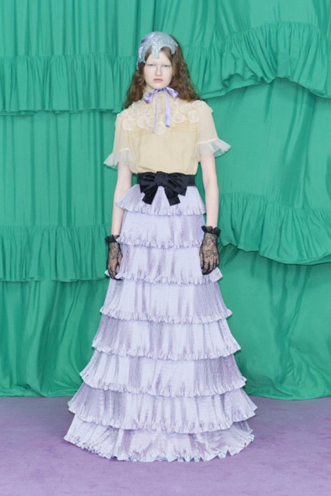 Inilah koleksi terbaru Valentino Pre-Fall 2025. Koleksi Pre-Fall 2025 Valentino menandai debut Alessandro Michele sebagai direktur kreatif, menghadirkan koleksi dengan estetika maksimalis yang khas ke dalam merek tersebut. Foto: Dok. Valentino.
