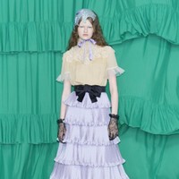 Inilah koleksi terbaru Valentino Pre-Fall 2025. Koleksi Pre-Fall 2025 Valentino menandai debut Alessandro Michele sebagai direktur kreatif, menghadirkan koleksi dengan estetika maksimalis yang khas ke dalam merek tersebut. Foto: Dok. Valentino.