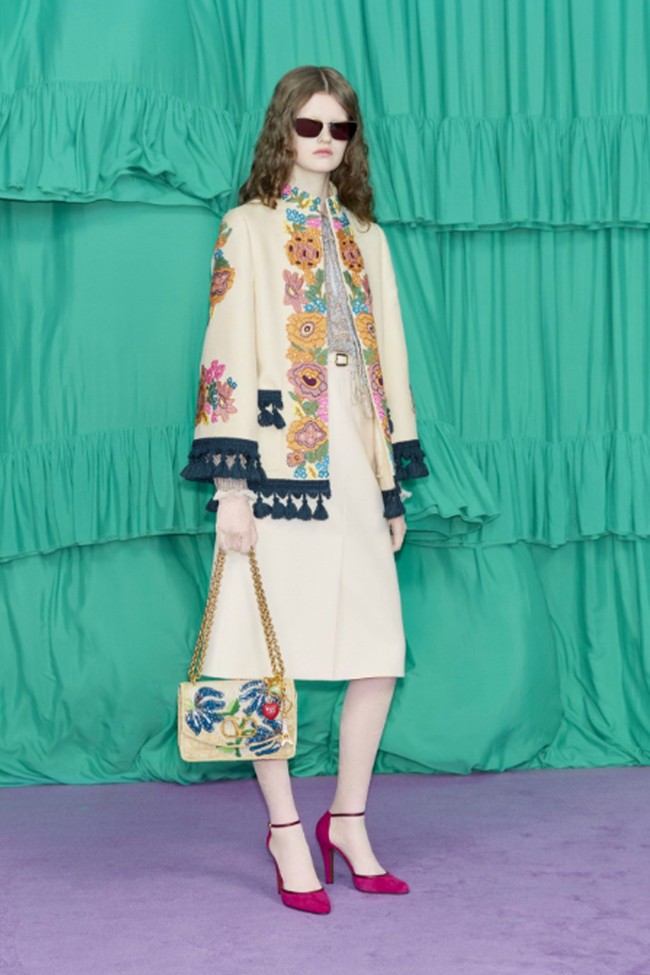 Inilah koleksi terbaru Valentino Pre-Fall 2025. Koleksi Pre-Fall 2025 Valentino menandai debut Alessandro Michele sebagai direktur kreatif, menghadirkan koleksi dengan estetika maksimalis yang khas ke dalam merek tersebut. Foto: Dok. Valentino.