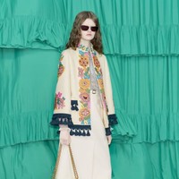 Inilah koleksi terbaru Valentino Pre-Fall 2025. Koleksi Pre-Fall 2025 Valentino menandai debut Alessandro Michele sebagai direktur kreatif, menghadirkan koleksi dengan estetika maksimalis yang khas ke dalam merek tersebut. Foto: Dok. Valentino.