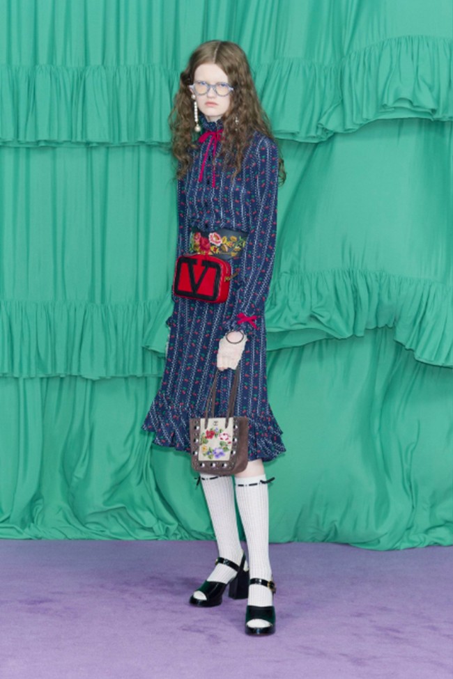 Inilah koleksi terbaru Valentino Pre-Fall 2025. Koleksi Pre-Fall 2025 Valentino menandai debut Alessandro Michele sebagai direktur kreatif, menghadirkan koleksi dengan estetika maksimalis yang khas ke dalam merek tersebut. Foto: Dok. Valentino.