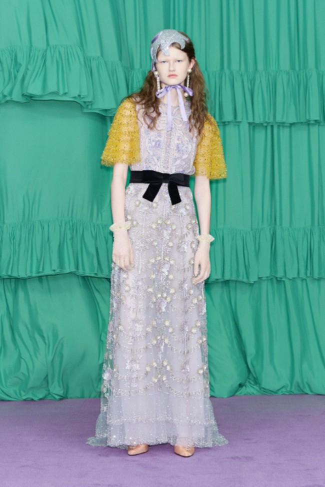 Inilah koleksi terbaru Valentino Pre-Fall 2025. Koleksi Pre-Fall 2025 Valentino menandai debut Alessandro Michele sebagai direktur kreatif, menghadirkan koleksi dengan estetika maksimalis yang khas ke dalam merek tersebut. Foto: Dok. Valentino.