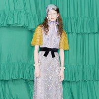 Inilah koleksi terbaru Valentino Pre-Fall 2025. Koleksi Pre-Fall 2025 Valentino menandai debut Alessandro Michele sebagai direktur kreatif, menghadirkan koleksi dengan estetika maksimalis yang khas ke dalam merek tersebut. Foto: Dok. Valentino.