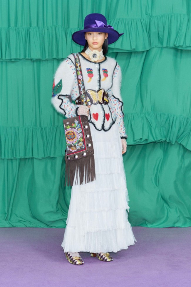 Inilah koleksi terbaru Valentino Pre-Fall 2025. Koleksi Pre-Fall 2025 Valentino menandai debut Alessandro Michele sebagai direktur kreatif, menghadirkan koleksi dengan estetika maksimalis yang khas ke dalam merek tersebut. Foto: Dok. Valentino.