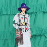 Inilah koleksi terbaru Valentino Pre-Fall 2025. Koleksi Pre-Fall 2025 Valentino menandai debut Alessandro Michele sebagai direktur kreatif, menghadirkan koleksi dengan estetika maksimalis yang khas ke dalam merek tersebut. Foto: Dok. Valentino.
