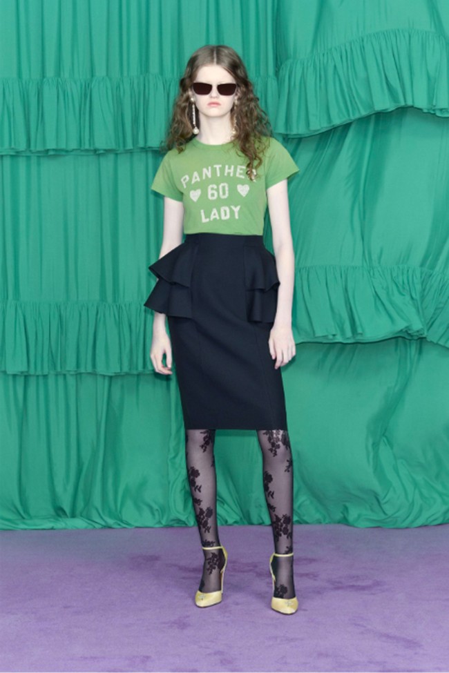 Inilah koleksi terbaru Valentino Pre-Fall 2025. Koleksi Pre-Fall 2025 Valentino menandai debut Alessandro Michele sebagai direktur kreatif, menghadirkan koleksi dengan estetika maksimalis yang khas ke dalam merek tersebut.. Foto: Dok. Valentino.