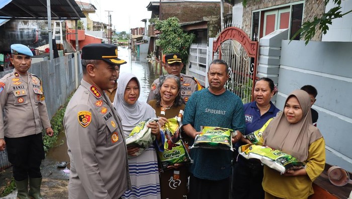 Kapolrestabes Makassar Kombes Mokhamad Ngajib salurkan bantuan ke korban banjir di Makassar pada Senin (23/12).