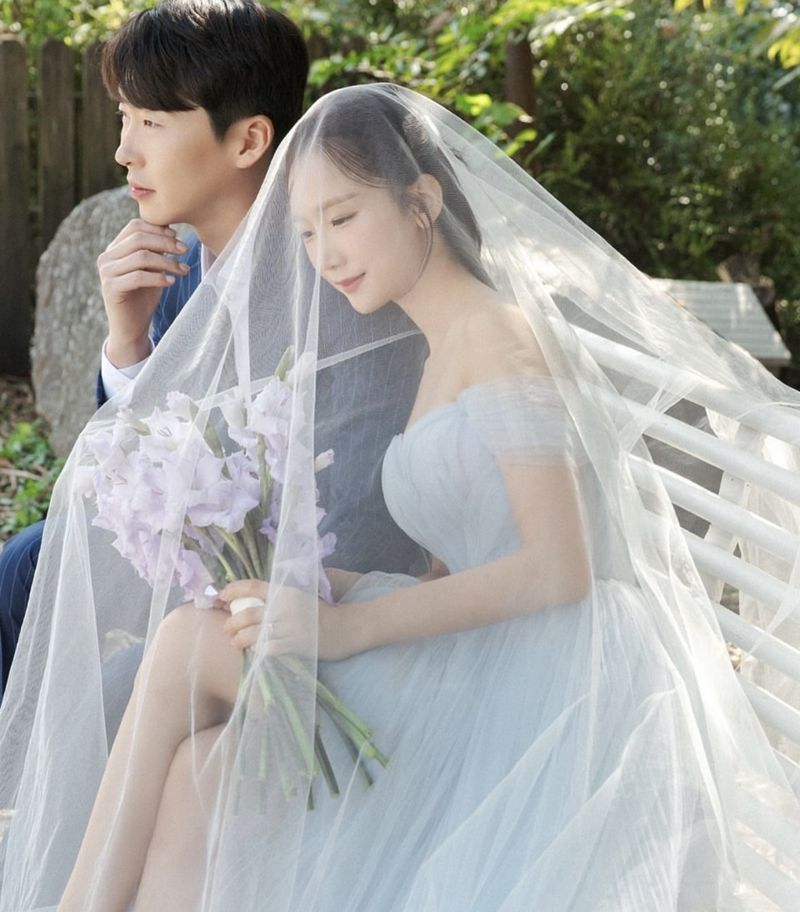 Komedian Park So Young dan mantan atlet baseball Moon Kyung Chan resmi menikah.