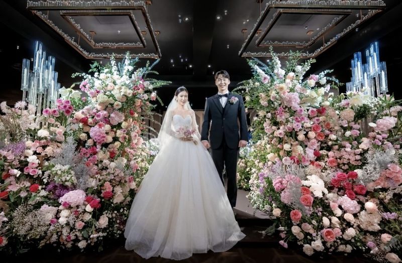 Komedian Park So Young dan mantan atlet baseball Moon Kyung Chan resmi menikah.