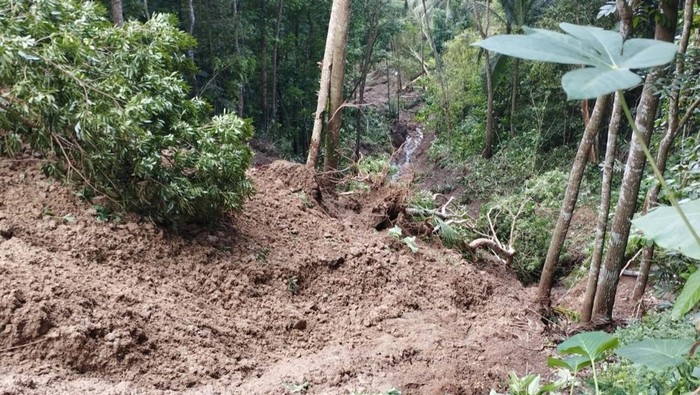 Kondisi tanah longsor yang merusak pipa PDAM di Kokap, Kulon Progo, Selasa (24/12/2024).