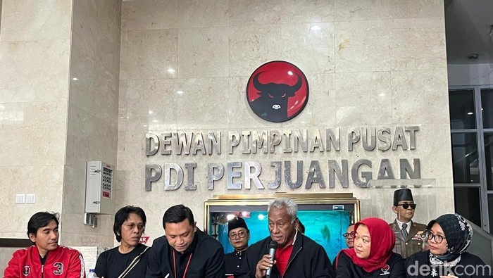Konferensi pers PDIP usai Sekjen PDIP Hasto Kristiyanto ditetapkan sebagai tersangka KPK (Anggi/detikcom).