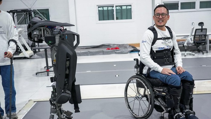 Kim Seung-hwan, who is himself a paraplegic and part of the Exoskeleton Laboratory team at the Korea Advanced Institute of Science and Technology (KAIST), demonstrates the prototype of exoskeleton robot 'WalkON Suit F1' at KAIST in Daejeon, South Korea, November 27, 2024. REUTERS/Sebin Choi