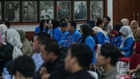 Dalam konteks kebencanaan alam atau krisis sosial, fenomena ini semakin sering ditemui, di mana penyebaran berita palsu dapat memperburuk keadaan dan memperpanjang durasi krisis. Untuk itu perlu diketahui bagaimana organisasi, pemerintah, dan masyarakat dapat merespons krisis komunikasi di era digital dengan lebih baik, dengan memanfaatkan teknologi dan strategi komunikasi yang lebih efektif untuk menangkal disinformasi.