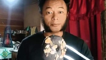 Wolverine makan donat. Foto: Images That Could Be Album Covers via Bored Panda