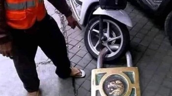 Ngerti sih, biar nggak dimaling. Tapi... Foto: Images That Could Be Album Covers via Bored Panda