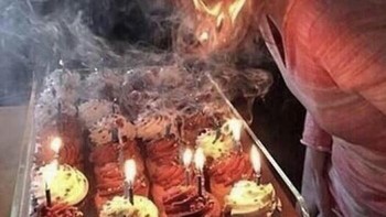 Mbak, rambutnya. Foto: Images That Could Be Album Covers via Bored Panda