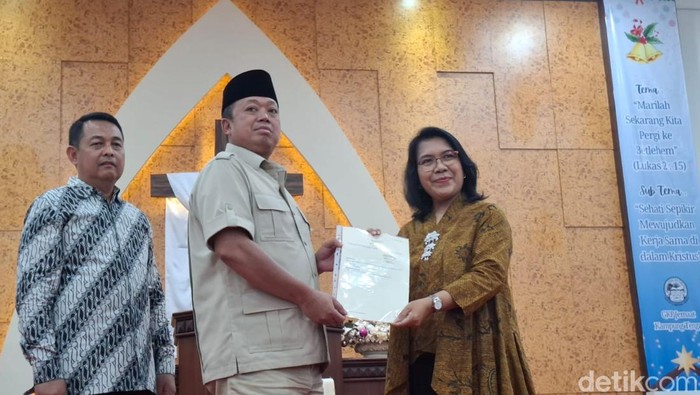 Menteri Agraria Tata Ruang/Kepala Badan Pertanahan Nasional (ATR/BPN) Nusron Wahid menyerahkan sertifikat tanah hak milik salah satu gereja di Kramat Jati, Jakarta Timur, yakni Gereja Kristen Pasundan (GKP) Jemaat Kampung Tengah, Jakarta. Penyerahan sertifikat ini bertepatan dengan perayaan Natal.