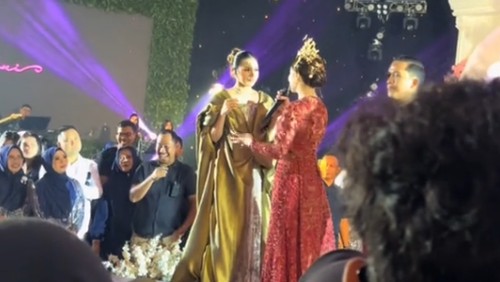 Mahalini mengisi acara pernikahan di Lampung.