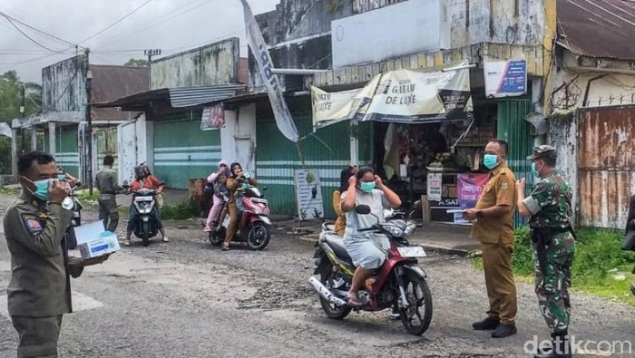 Masker dibagikan ke warga Bondowoso yang terdampak abu vulkanik Gunung Raung