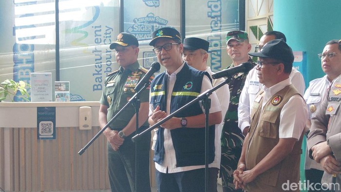 Menkes Budi Gunadi Sadikin tinjau Pelabuhan Merak (M Iqbal)