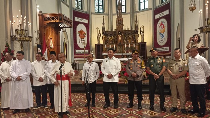 Menko Polkam Budi Gunawan, Menko PMK Pratikno hingga Kapolri Jenderal Listyo Sigit Prabowo meninjau pelaksanaan misa malam Natal 2024 di Gereja Katedral Jakarta