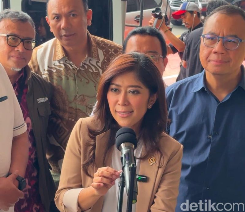 Menkomdigi Meutya Hafid mengecek kesiapan jaringan menyambut libur Nataru 2025.