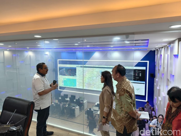 Menteri Komunikasi dan Digital (Komdigi) Meutya Hafid melakukan tinjauan untuk memastikan kesiapan infrastruktur dan jaringan telekomunikasi di seluruh Indonesia dalam menghadapi lonjakan penggunaan layanan telekomunikasi selama periode Natal dan Tahun Baru 2025 (Nataru).