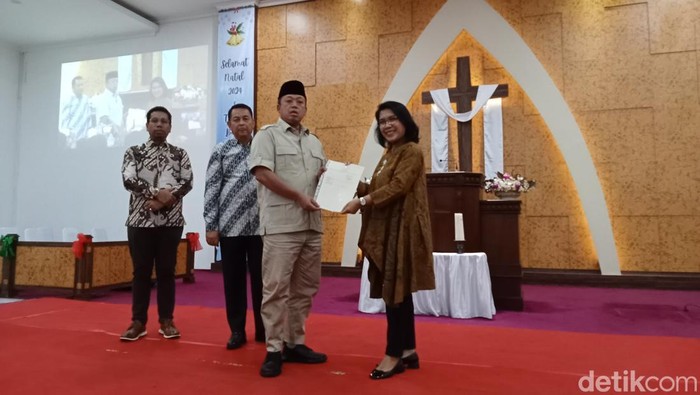 Menteri ATR/BPN Nusron Wahid menyerahkan sertifikat hak milik (SHM) kepada Gereja Kristen Pasundan (GKP) Kampung Tengah, Kramat Jati (Maulani M/detikcom)