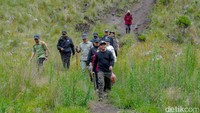 Pembukaan jalur pendakian Gunung Semeru bahkan dilakukan langsung oleh Menteri Kehutanan RI Raja Juli Antoni.