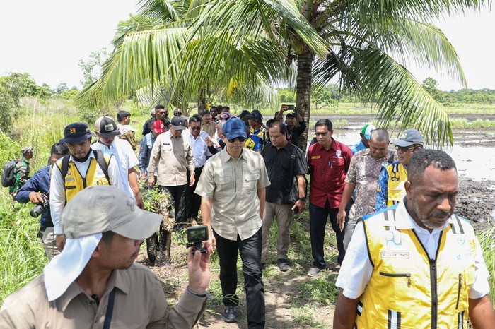 Menteri Transmigrasi M. Iftitah Sulaiman Suryanagara dalam kunjungan kerjanya di Kawasan Perkotaan Baru (KPB) Salor di Merauke, Papua Selatan, Senin (23/12).