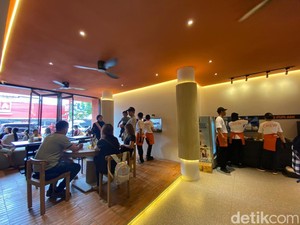 Video: Antre 1,5 Jam di Resto Mie Ayam Nikita Mirzani, Worth It Nggak Sih?