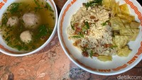 Begitu juga dengan yamien asin yang kami padukan dengan bakso cincang. Yamien asinnya sama sekali tak gurih, aroma tepungnya juga terasa kuat. Foto: detikFood/Yenny Mustika Sari