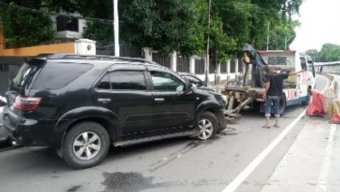 Mobil jenis SUV menabrak separator jalur bus (busway) TransJakarta di Jalan Sisingamaraja, Jaksel. Polisi telah mengevakuasi mobil SUV tersebut. (dok TMC Polda Metro)