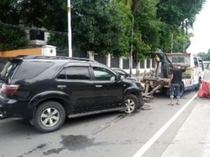 SUV Tabrak Separator Busway di Jalan Sisingamangaraja Arah Blok M