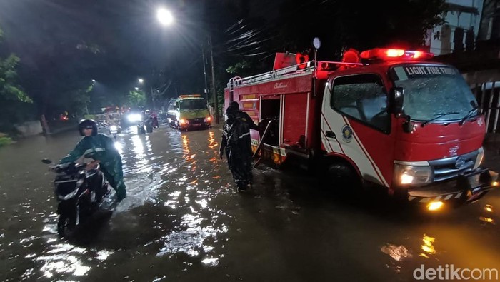Mobil PMKK menyedot banjir