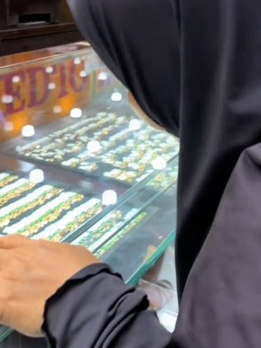 Momen anak mengajak ibunya pertama kali jalan-jalan ke mall dan membelikan emas ketika baru mendapatkan gaji.