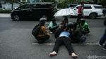 Momen Kompak Polisi-Warga Tolong Korban Lakalantas