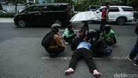Korban yang tergeletak di tengah jalan mendapatkan pertolongan dari warga.
